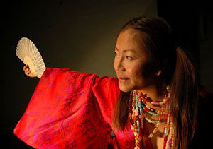 Ma Suurpastorpong beginnt ihre Zeremonien gern mit einem tantrischen Tanz.